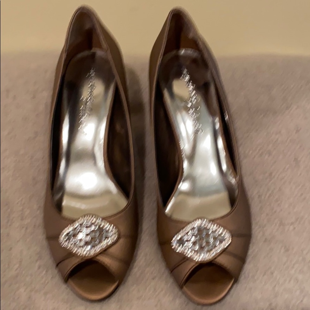 Ladies size 8.5 satin buckle heel
